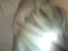 O jovem olha para o orgasmo de sua menina