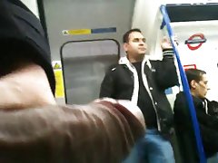 O jogo da morena com o dildo no sofá