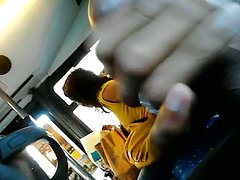 Interracial com a corrupção no sofá vermelho