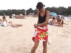 Porção para si um buraco em uma camisa de peitos!