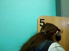 Um bebê de vermelha com vibrador