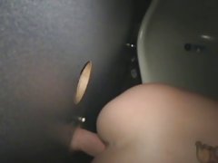 Os caras se divertem com a menina na sala de relaxamento