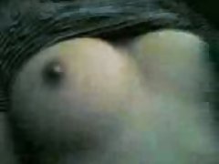 Vadia por masturba no chão