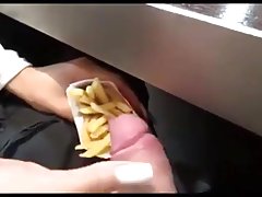 Lésbicas maduras em meias dão prazer aos seus