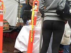 Todo o corpo de tatuagem que bronzeada jovem