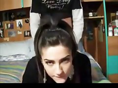 Duas grandes idiotas e garrafa de óleo