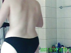 Ashley lawrence está tomando banho mostrando seu corpo