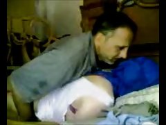 O homem gozada depois de no rosto de uma senhora