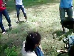 A menina acariciando-se delicadamente sobre a natureza
