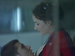 O óleo de deboche em cima da mesa de massagem