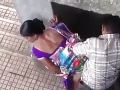 O trabalho seios no banheiro e sexo rígido para um lanche