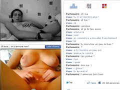 Menina despojado e usando brinquedos