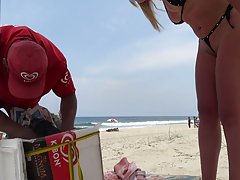 Homem de sorte se divertir com os dois imediatamente