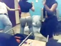 O professor castiga o discípulo pelo mau jogo de piano