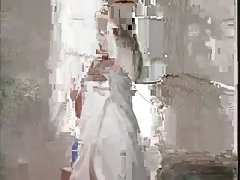 A menina brincando com os dedos