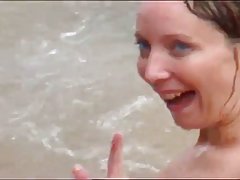 Uma loira está de férias, francamente, posa para te