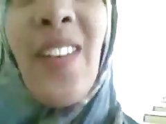 A ginasta faz um exercício de alongamento em uma pose de sexo