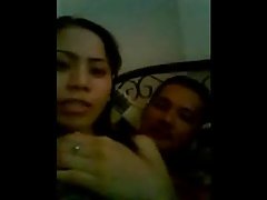 Acaricia-se deitado sobre almofadas