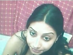 Os caras relaxado nos braços de mulher experiente