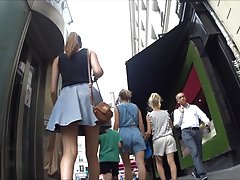 Prostituta acaricia o membro de um ancião