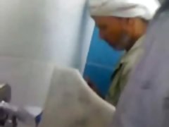 A aeromoça dá a bunda