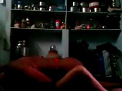 Carícias na cama de um jovem