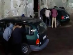 A menina sugam os membros em uma boate