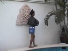 A menina dá no sofá