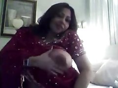 Hot brunette se masturbando com você